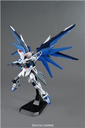 BANDAI Hobby MG 1/100 Freedom Gundam (Ver 2.0)