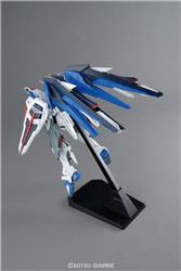 BANDAI Hobby MG 1/100 Freedom Gundam (Ver 2.0)