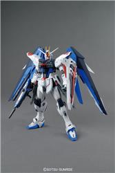 BANDAI Hobby MG 1/100 Freedom Gundam (Ver 2.0)