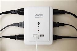 APC (P6WU2) - Parasurtenseur mural à 6 prises